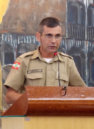 Escola Militar em debate
    