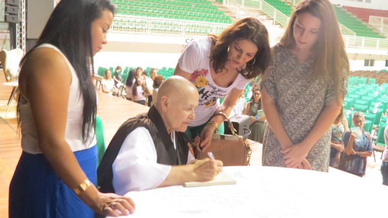 Monja dá autógrafos e conversa com o público
    