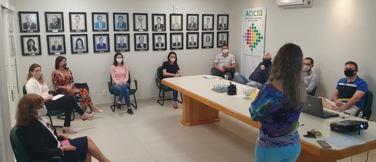 Consultora regional do Empreender conversa com coordenadores de núcleos da ACIC