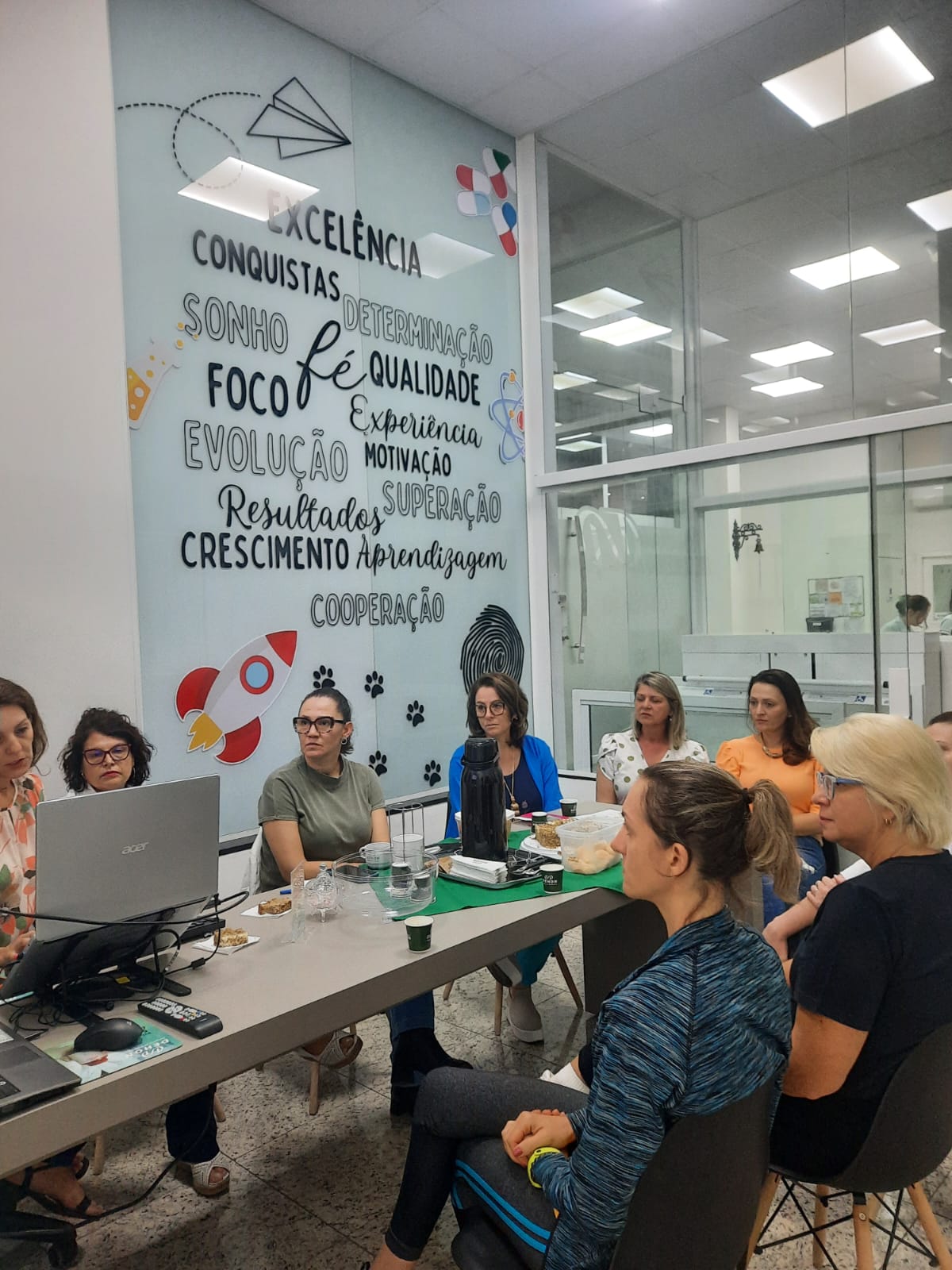 Núcleo da Mulher Empresária da ACIC faz visita técnica à Farmácia Dehon