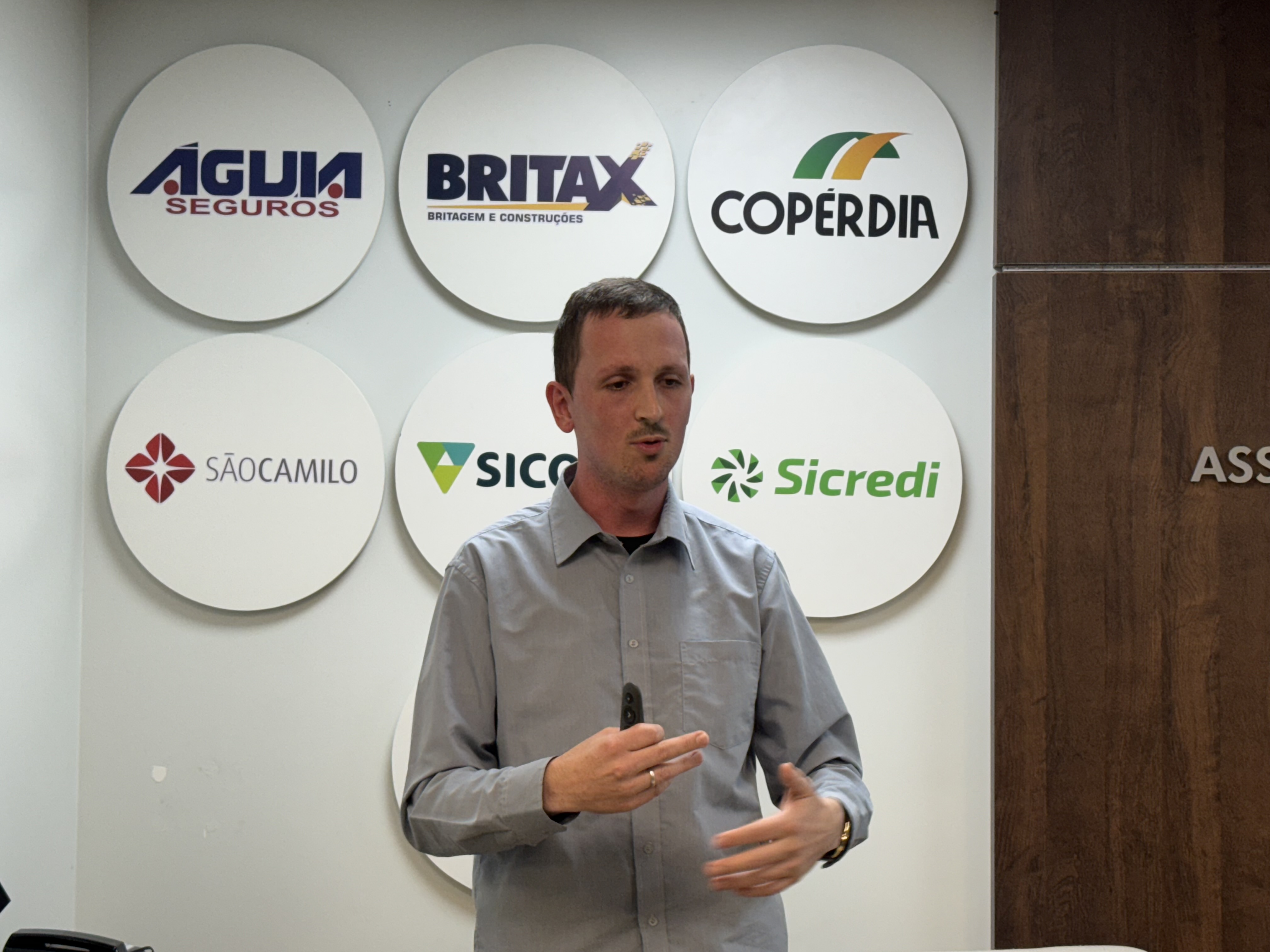 Diretor técnico da Prefeitura comenta sobre acessibilidade durante reunião na ACIC