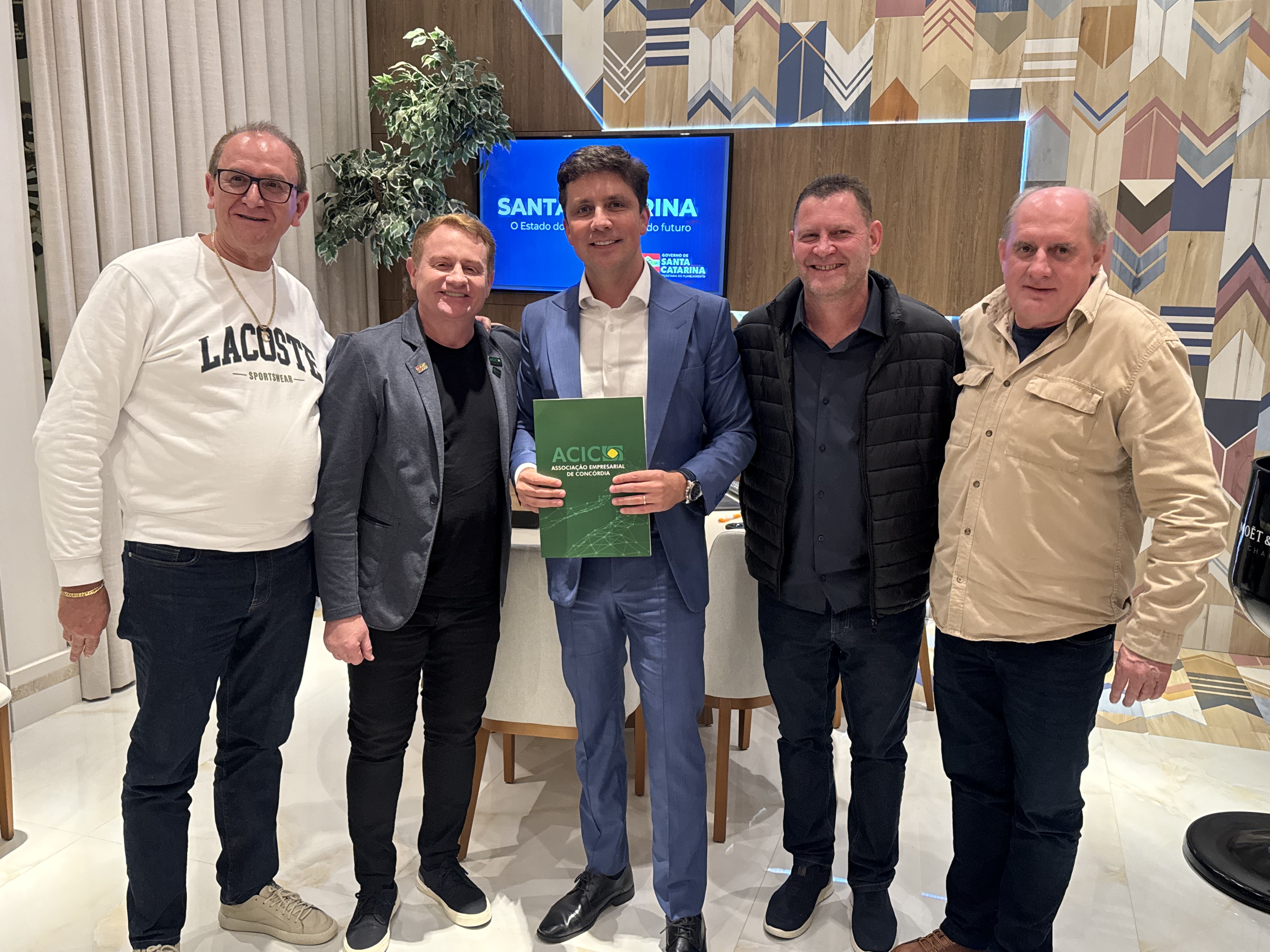 ACIC entrega ofícios ao secretário estadual de planejamento, solicitando revitalização completa da SC-283 e convidando para o Prêmio Empresário do Ano