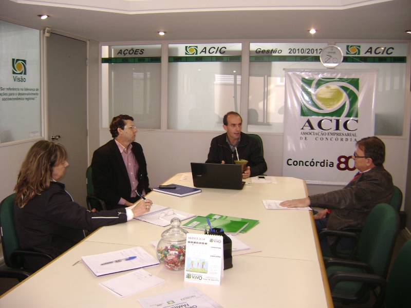 Conversa entre presidente da ACIC e vice-prefeito 
    