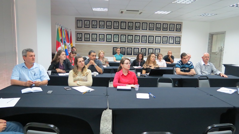 Conselheira da ACIC participa de reunião sobre Resíduos Sólidos
    