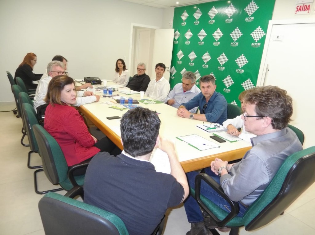 Diretores apresentam projetos e metas em reunião mensal da ACIC
    