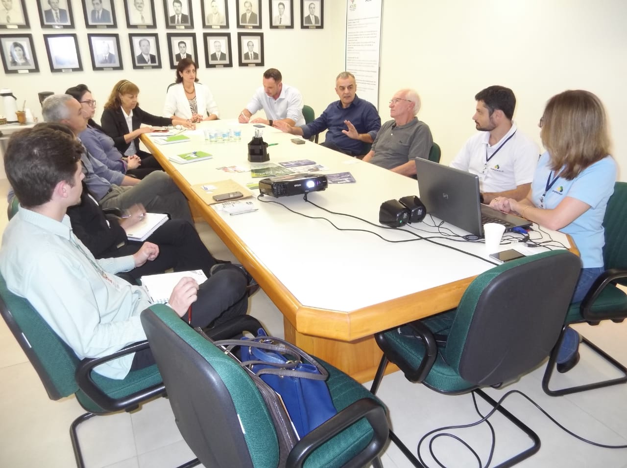 Fale com a ACIC recebe representantes do Sicredi, Sebrae e Garante Oeste
    