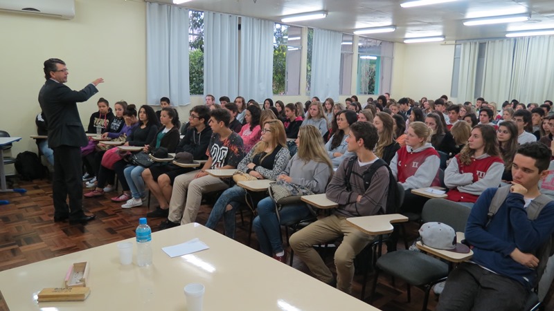 Diretor da ACIC ministra palestra no Olavo
    