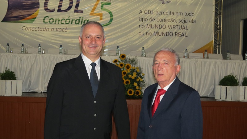 Diretor da ACIC prestigia posse da CDL
    