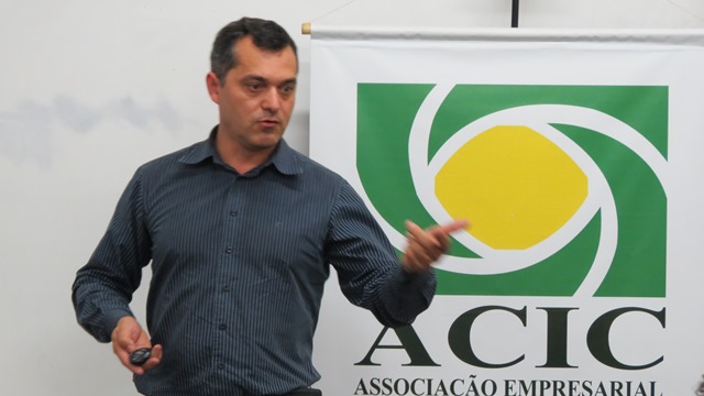 Consultor da FACISC reúne-se com Núcleos da ACIC
    