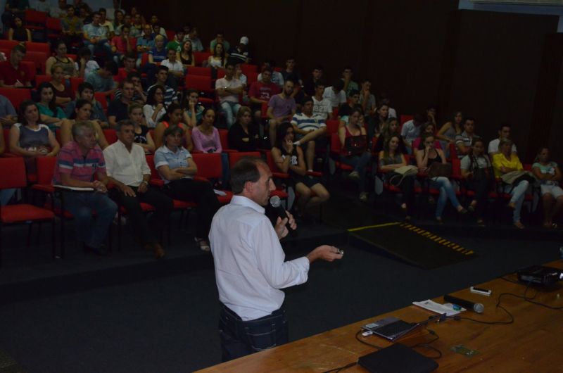 Presidente da ACIC ministra palestra
    