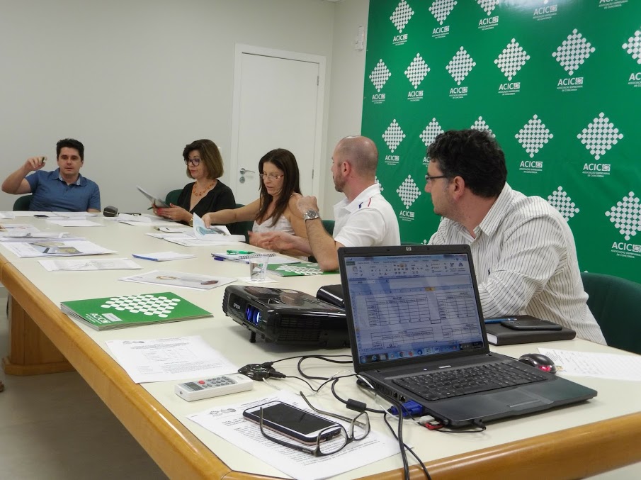 Comissão escolhe modelo do troféu Empresário Destaque
    