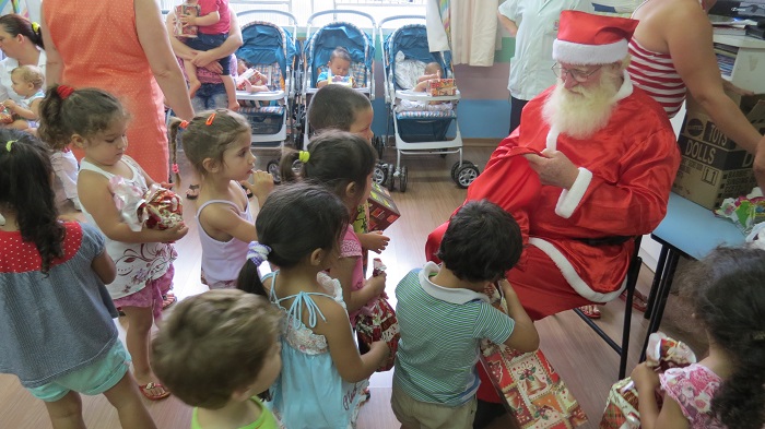 Crianças do CMEI do Santa Rita recebem presentes
    