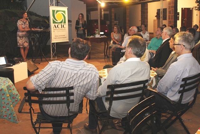 Lançada a 3ª edição do Caderno Socioeconômico
    