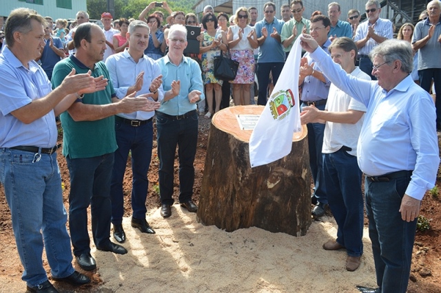 ACIC prestigia inaguração de acesso asfáltico
    