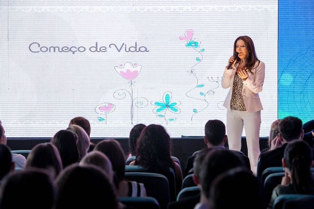 Empresária, associada à ACIC, participa de entrega de premiação
    